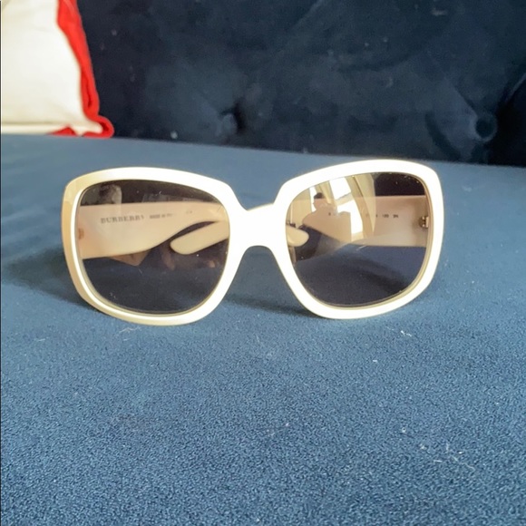 white burberry sunglasses